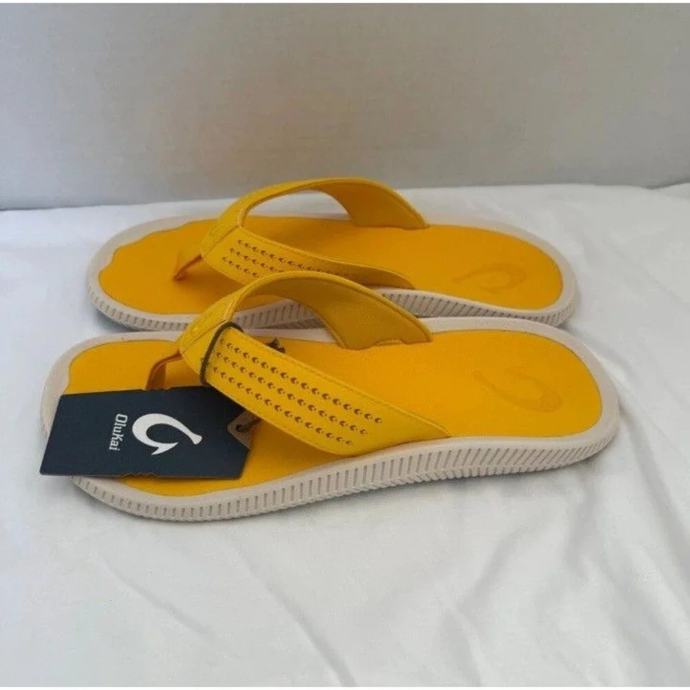 OluKai Ulele Sandals Mens 11 Yellow Hibiscus Water Resistant 10435-3H3H NWT
